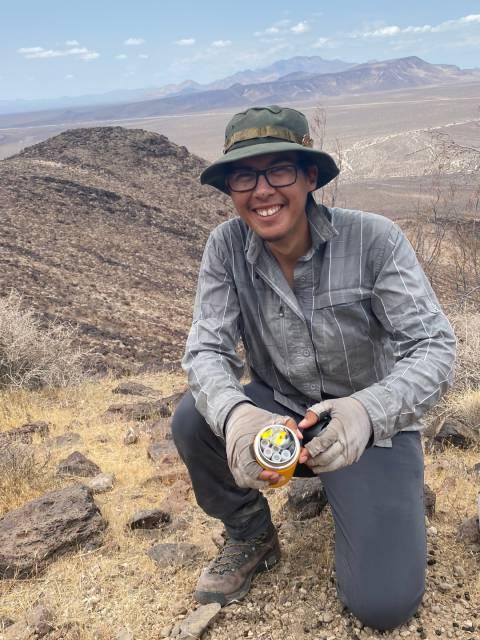 何塞·托雷斯在沙漠中拿着一罐小瓶